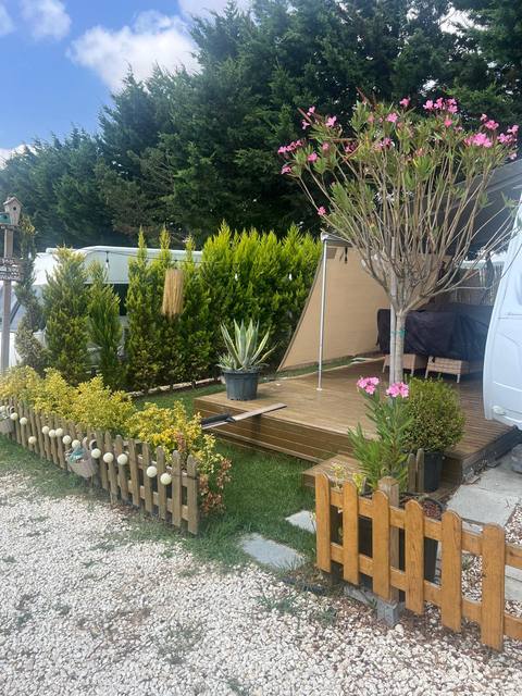 Eine private, blumengesäumte Terrasse