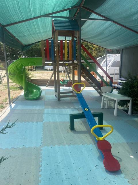 Schattiger Kinderspielplatz