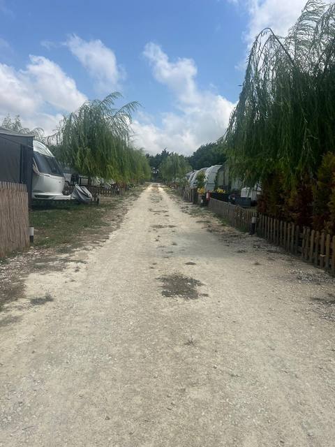 Fußweg zwischen den Stellplätzen