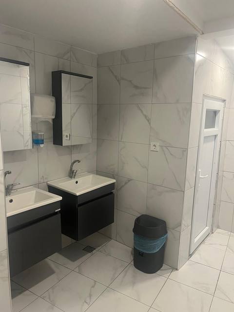 Modernes Bad mit Waschbecken